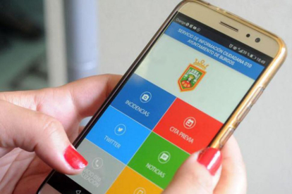 Una mujer consulta la App 'Burgos al móvil'-ISRAEL L. MURILLO