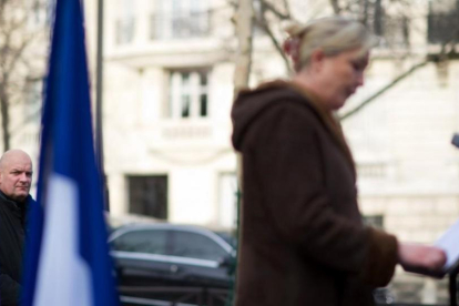 El guardaespaldas de Marine Le Pen,  Thierry Legier, en segundo plano, durante un acto electoral de la líder ultraderechista en las elecciones presidenciales del 2012.-MARTIN BUREAU