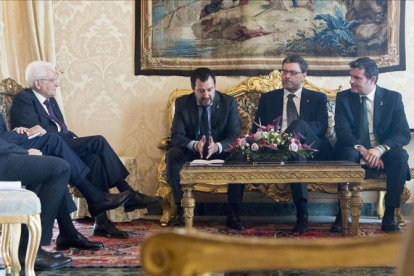 El presidente italiano, Sergio Mattarella (primero por la izquierda),  durante su encuentro con el líder de la Liga Norte, Matteo Salvini (segundo por la izquierda)  en el palacio Quirinale de Roma.-PAOLO GIA (QUIRINALE PRESS OFFICE)