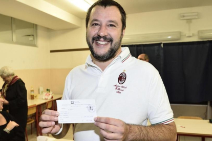Matteo Salvini, líder de la Liga Norte, sonríe en su colegio electoral, en Milán, el 22 de octubre.-EFE / FLAVIO LO SCALZO