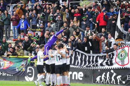 Los jugadores del Burgos CF festejan la consecución de un tanto en el último choque en El Plantío-Israel L. Murillo