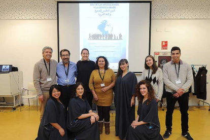 La Biblioteca Miguel de Cervantes acogió ayer la inauguración de una exposición de la asociación, a la que acudió la concejal Gema Conde.-RAÚL OCHOA