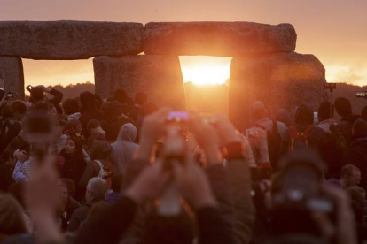 SOLSTICIO DE VERANO. Participantes en la fiesta de Stonehenge, durante la salida del Sol.-Foto: TIME IRELAND/ AP