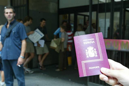 Colas para hacerse el pasaporte en una comisaría de Barcelona, en una imagen de archivo.-ALBERT BERTRAN