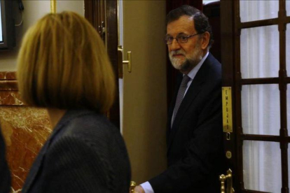 El presidente del Gobierno, Mariano Rajoy, y la ministra de Defensa, María Dolores de Cospedal, en los pasillos del Congreso.-AGUSTIN CATALAN
