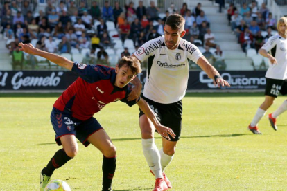 Undabarrena presiona a un rival en el choque ante el Osasuna B.-SANTI OTERO