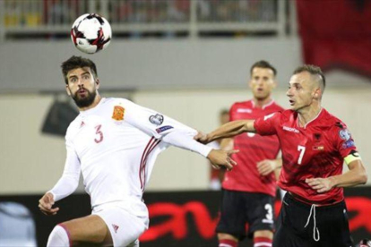 Piqué intenta un remate, durante el partido contra Albania.-AFP / GENT SHKULLAKU