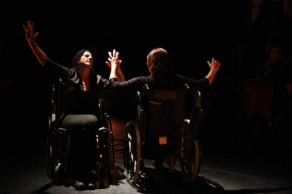 La bailaora María Pagés, en la obra 'No dejes que Termine el Día', un proyecto en el que su compañía se entremezcla con Paladio Arte, un grupo de teatro segoviano para personas con discapacidad-Ical