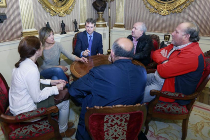 El alcalde Javier Lacalle y la concejala Carolina Blasco con los representantes de los trabajadores.-RAÚL G. OCHOA