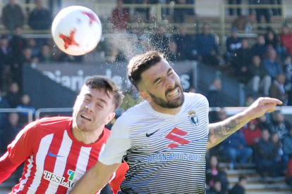 Adrián Hernández cabecea un balón en el choque ante el Sporting de Gijón B-Israel L. Murillo