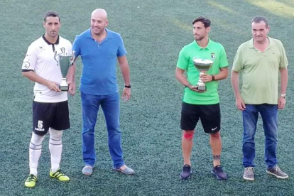 Andrés (segundo por la derecha) recogió el premio de subcampeón del Trofeo Villa Foral de Gernika.-ECB