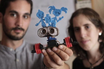 Guillermo Lobato y María Ruano muestran uno de los robots creados con los productos que comercializa su empresa salmantina.-ENRIQUE CARRASCAL