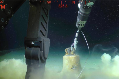 Momento en el que el equipo ROV de Paul Allen consigue recuperar la campana de entre los restos del histórico naufragio del crucero de guerra HMS Hood de la Royal Navy y que servirá para homenagear a sus 1.415 víctimas.-Foto:   PAUL G. ALLEN