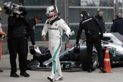 Lewis Hamilton abandona su Mercedes, en Shanghai (China).