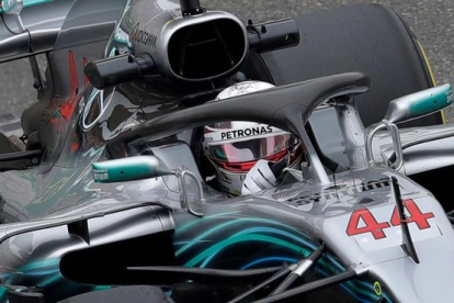 Lewis Hamilton, pilotando su Mercedes en el Gran Premio de China.