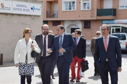 Imagen de archivo de la última visita del consejero de Sanidad (centro) a la localidad arandina.-L. V.