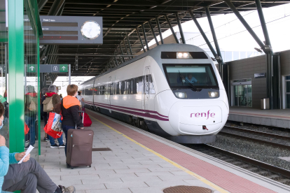 Un tren Alvia en la estación Rosa Manzano de Burgos. TOMÁS ALONSO
