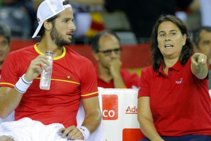 Conchita Martínez da indicaciones a Feliciano López en la eliminatoria de España en Rumanía de Copa Davis.-EFE / ROBERT GHEMENT