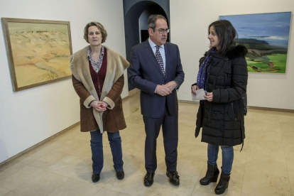 Marta Negro (i.), Baudilio Fernández Mardomingo y María Sanz Nieto, entre los óleos donados.-Santi Otero