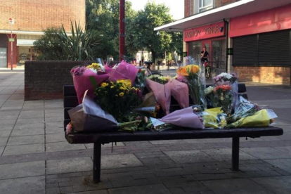 Los vecinos de Harlow, Inglaterra, han llenado un banco de ramos de flores en el escenario de la muerte de un inmigrante polaco, apalizado por un grupo de adolescentes.-AP / DERL MCCRUDDEN