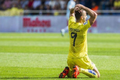 El delantero del Villarreal, Roberto Soldado, durante un partido de liga de la pasada temporada.-MIGUEL LORENZO