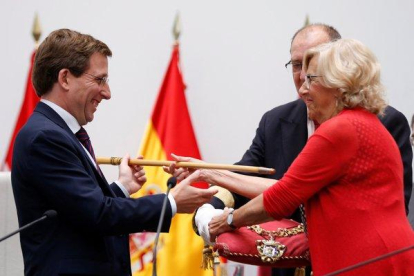 Manuela Carmena entrega el bastón de mando a Martínez Almeida, nuevo alcalde de Madrid.-EFE