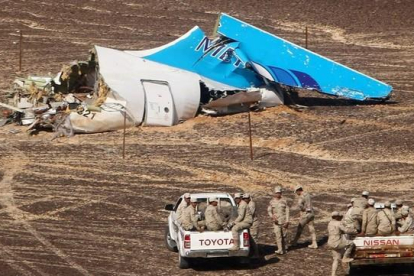 Vehículos militares se acercan al lugar del siniestro del avión ruso Airbus A321, en el desierto del Sinaí.-AP / MAXIM GRIGORIEV