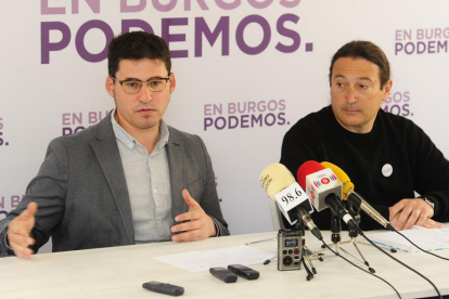 Raúl Salinero, cabeza de lista por Podemos al Ayuntamiento, junto a Israel Hernando, número tres.-ISRAEL L. MURILLO