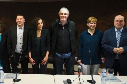Isabel Salud (Ezker Anitza), Arnaldo Otegi (EH Bildu), Nagua Alba (Podemos), Txiki Muñoz (ELA),  Ainhoa Etxaide (LAB) y Andoni Ortuzar (PNV), posan este miércoles tras la rueda de prensa que han ofrecido a favor del desarme de ETA.-AFP / ANDER GILLENEA
