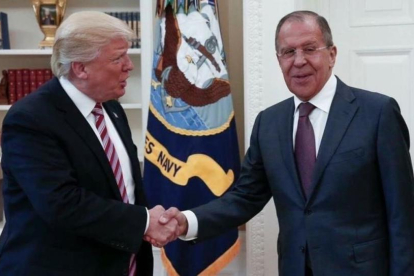 Trump (izq) y Lavrov se dan la mano durante su encuentro en el Despacho Oval, en la Casa Blanca, el 10 de mayo.-AP