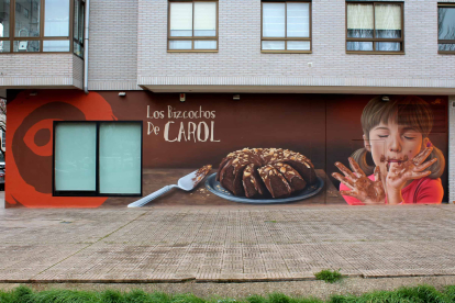 El mural fue creado y pintado por Christian Sasa para la tienda Los Bizcochos de Carol en la calle Victoria Balfé.