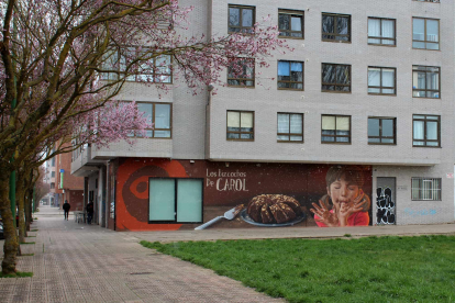 El mural fue creado y pintado por Christian Sasa para la tienda Los Bizcochos de Carol en la calle Victoria Balfé.