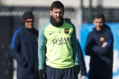 Luis Enrique y Unzué, su ayudante, observan a Messi en la ciudad deportiva.-JORDI COTRINA