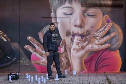 Christian Saldaña Santos posa con la protagonista de esta obra de arte urbano. MIGUEL ZABALLA
