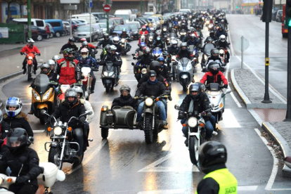 Decenas de moteros recorrieron  la ciudad, en la imagen circulando por la calle Vitoria.-ISRAEL L. MURILLO