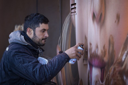 Christian Sasa en pleno proceso de creación del mural. MIGUEL ZABALLA