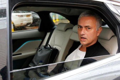 Mourinho abandona el hotel de Manchester donde vive tras ser destituido por el United.-PHIL NOBLE / REUTERS