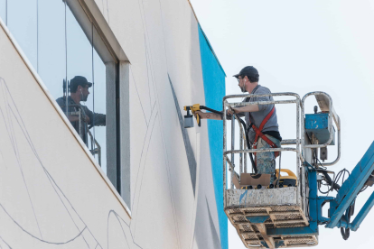 El italiano Peeta en las oficinas de Geotelecom, transformando el edificio empresarial en una obra icónica.