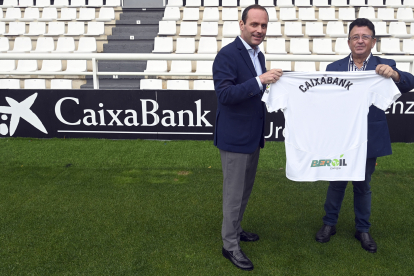 El director comercial de CaixaBank en Castilla y León, Juan Ignacio Domínguez, y el presidente del Burgos Club de Fútbol, Rodrigo Santidrián.