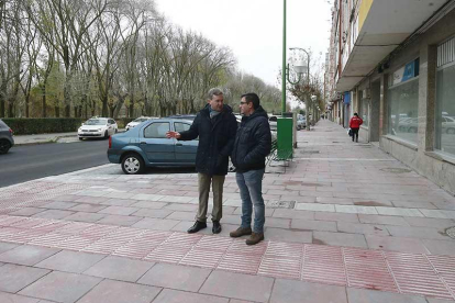 El alcalde, durante la visita a la reforma del paseo de Fuentecillas.-RAÚL G. OCHOA
