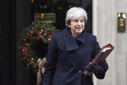 La primera ministra británica, Theresa May, abandonando la residencia gubernamental de Downting Street.-AFP / NIKLAS HALLEN (AFP)