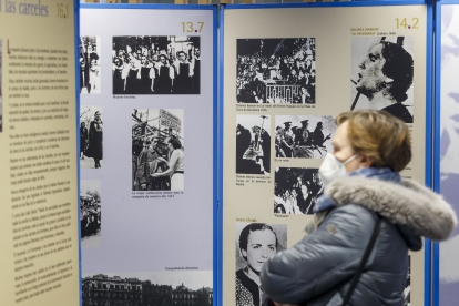 Una mujer observa uno de los paneles que conforman la exposición ubicada en la sede de Innova Abogados. SANTI OTERO
