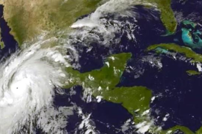 El ciclón Patricia, en una fotografía satelital de esta mañana, ya prácticamente sobre territorio mexicano.-NOAA