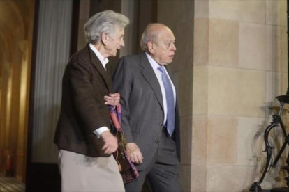 Jordi Pujol y Marta Ferrusola, el pasado febrero, en el Parlament.-JULIO CARBÓ