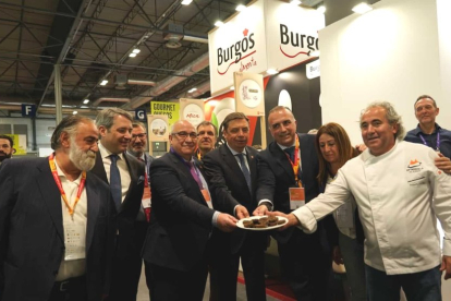 En el centro, el ministro de Agricultura, Luis Planas, posa con un plato de morcilla de Burgos. ECB