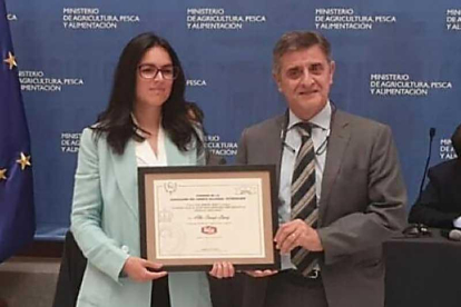 La veterinaria burgalesa Alba Carazo recogió su premio el jueves en Madrid.-ECB