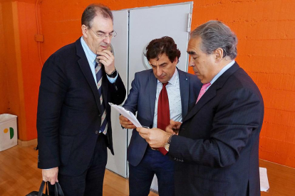 El presidente del CB Miraflores, Jesús Martínez (en el centro) charla con los directivos del CB Tizona Miguel Ángel Benavente (izquierda) y Fernando Andrés, ayer, en El Plantío.-ECB