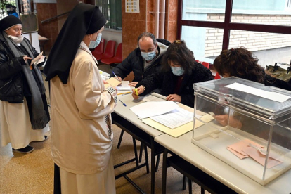 Dos religiosas votan con motivo de las elecciones a las Cortes de Castilla y León en Burgos. ICAL