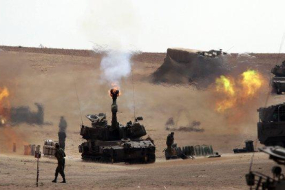 Un cañón de un tanque israelí dispara hacia la Franja de Gaza, en el 2014.-EFE / JIM HOLLANDER