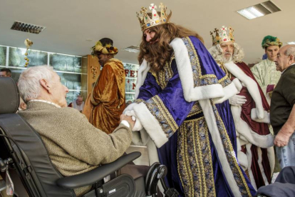 La primera visita de sus Majestades fue a los ancianos de la residencia de las Hermanitas de los Pobres.-SANTI OTERO